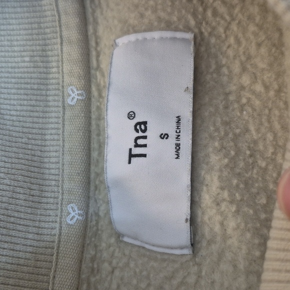 Tna (Aritzia) Women’s Cream Cozy Fleece Mega Crew Cropped Sweatshirt Size Small - Picture 3 of 5
